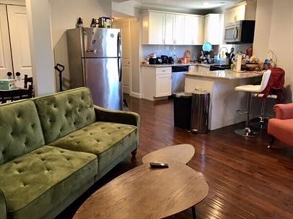 Building Photo - 142 Centre St