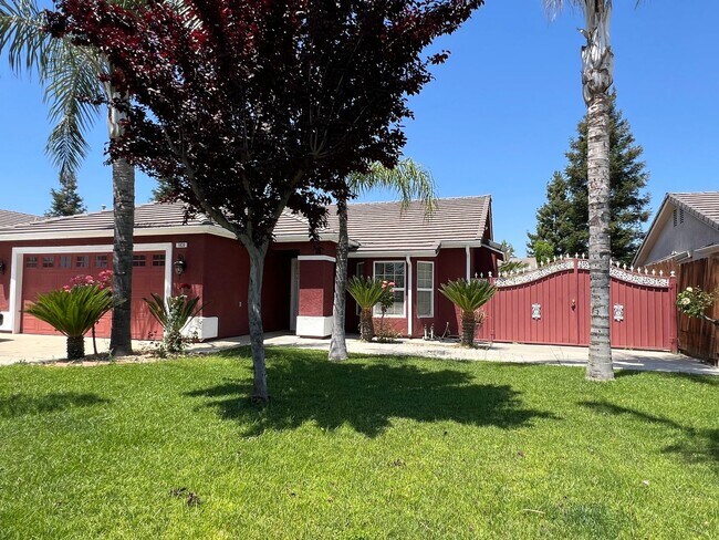 Building Photo - FOR RENT:  3 bedroom and 2 bathroom home in Sanger