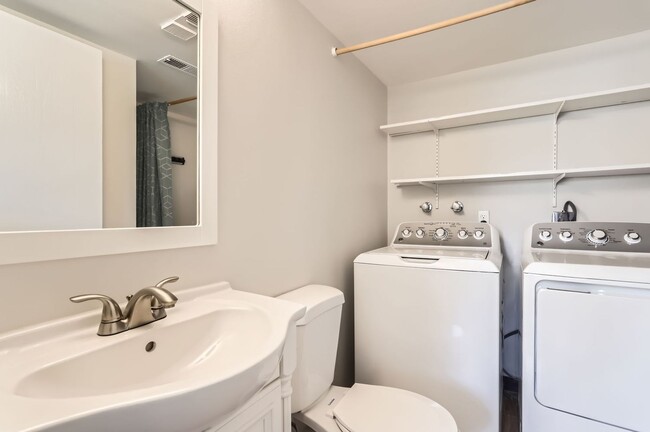Building Photo - Evolve Real Estate: Charming Townhouse 2 B...