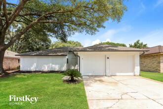 Building Photo - 2515 N Spring Dr