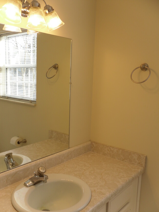 Building Photo - 4000 Anderson Rd, Unit 31