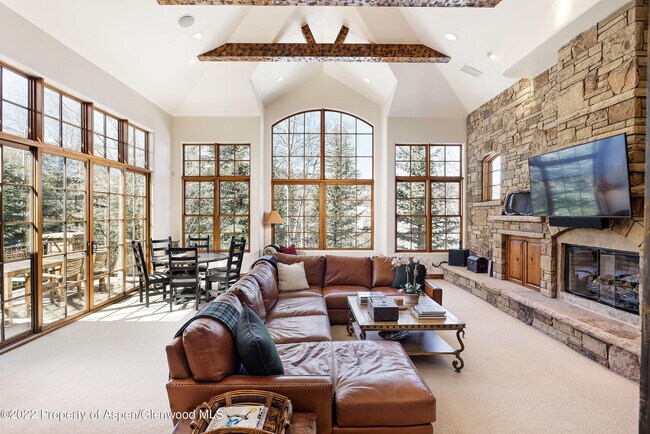 Building Photo - 211 Pine Crest Dr