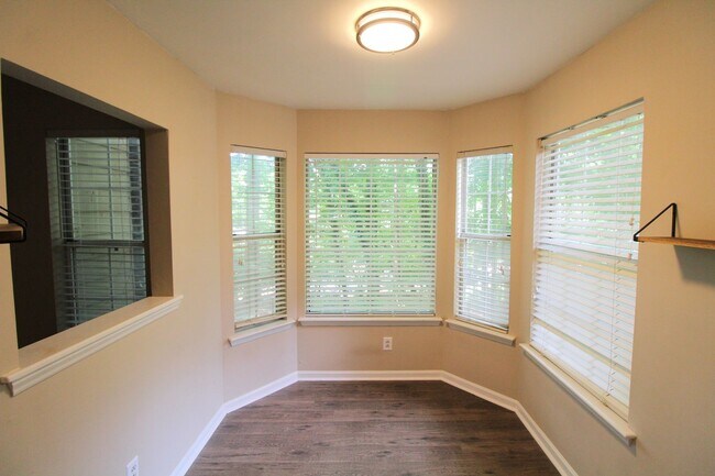 Foto del edificio - 2-Bedroom Condo on the Sugar Creek Greenway!