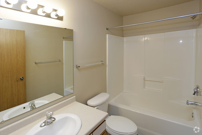 2BR, 2BA - 972 SF - Osgood Townsite Apartments