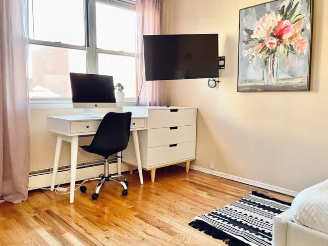 Building Photo - Furnished room/NOT APARTMENT