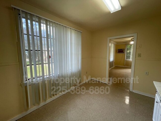 Foto del edificio - 3132 Byron Ave