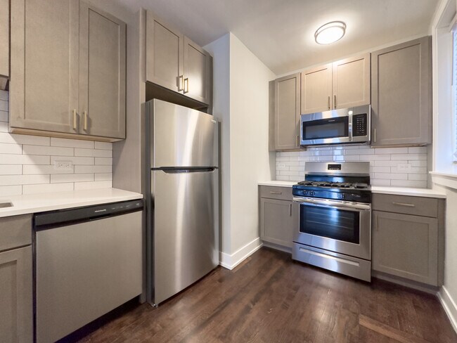 Foto del edificio - 2434 N Leclaire Ave