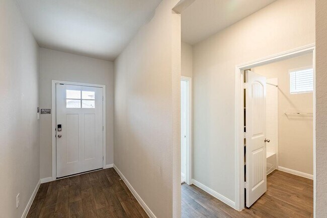 Foto del edificio - 142 Solitude Dr