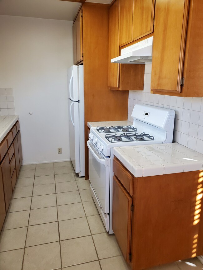 Kitchen - 8508 Lilienthal Ave