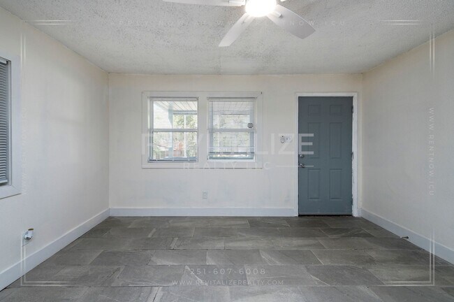 Foto del edificio - 3 BR 2 BA Home with Fenced Yard & Carport