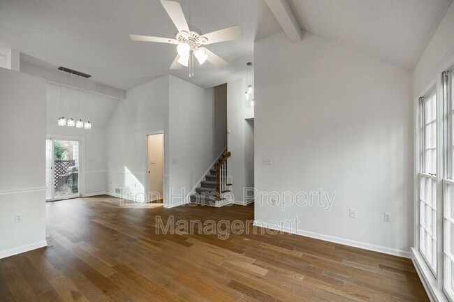 Foto del edificio - 243 Ashbrook Dr