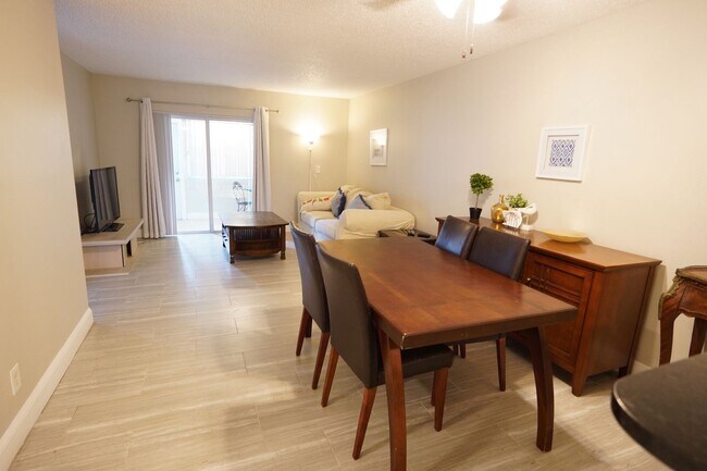 Foto del edificio - Renovated 2/2 in quite 55+ community