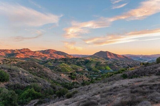 Building Photo - Stunning Views and Custom upgrades AVAILAB...