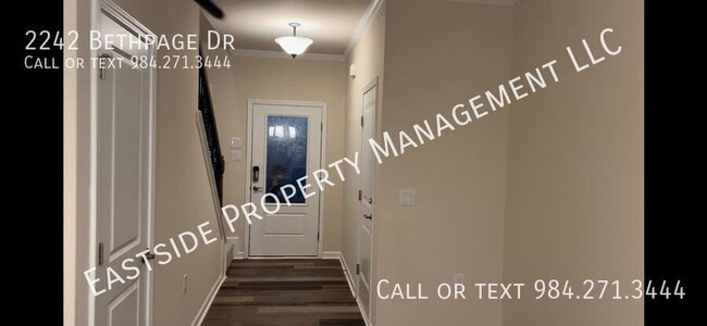 Building Photo - 2242 Bethpage Dr