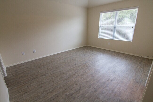Foto del edificio - 2105 Oakwood Forest Dr
