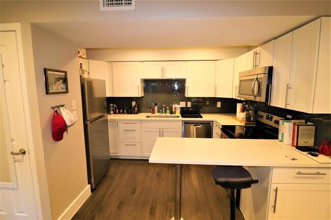 Building Photo - 935 La Posada Dr