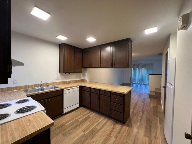 Building Photo - 2 Bedroom 1.5 Bath Townhouse near WWU and Fairhaven w/ Attached Garage