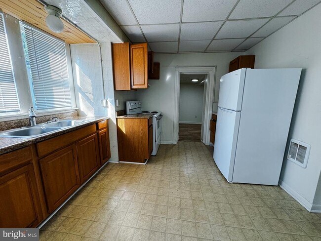 Building Photo - 13 E Water St