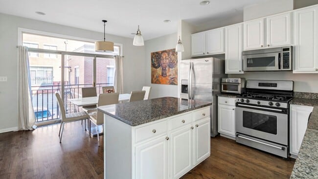 Building Photo - 720 W Evergreen Ave Building Photo - 720 W Evergreen Ave