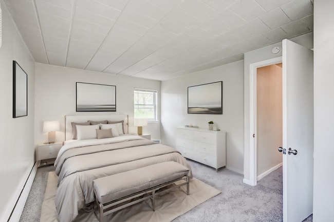 Bedroom - Hillside Pointe Apartments