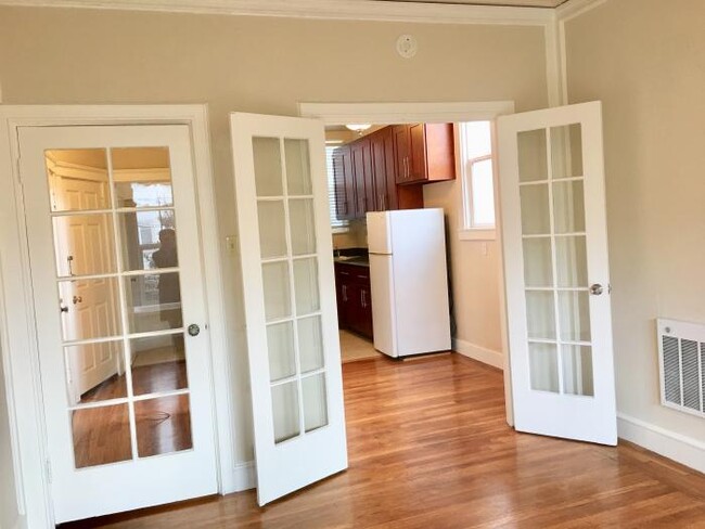 Building Photo - bedroom in San Francisco CA 94118