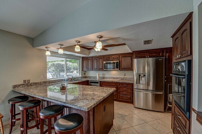 Building Photo - Spacious 3 bed 2 bath unfurnished long ter...