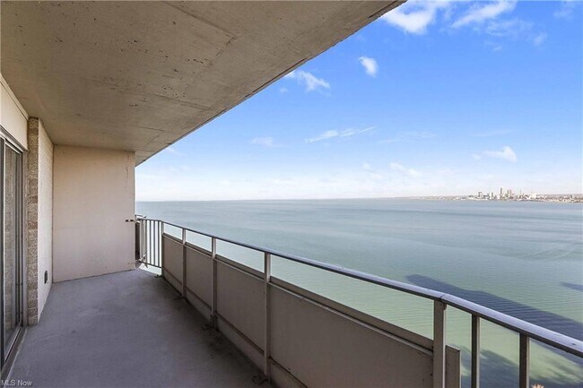 Foto del edificio - 12900 Lake Ave