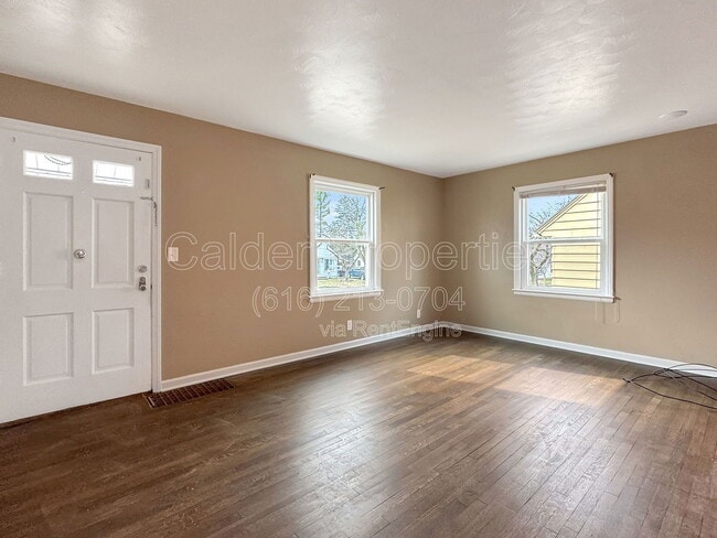 Building Photo - 1039 Kentwood Dr NE