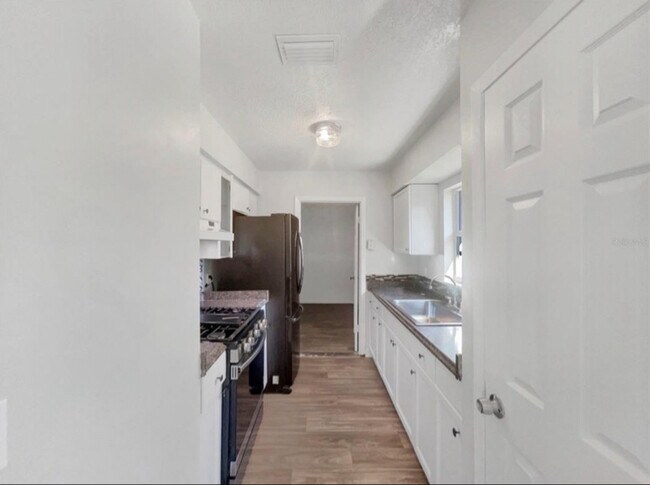 Building Photo - 2841 Central Dr