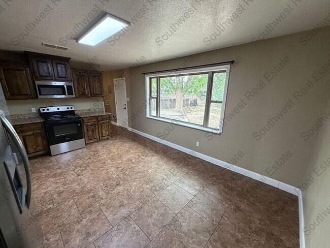 Foto del edificio - Spacious 3 bedroom 2 bath home