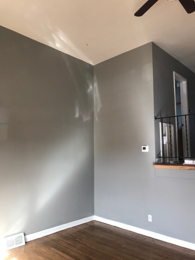 sala de estar - 1329 E 23rd St