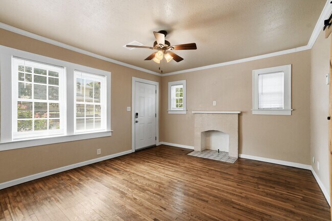 Foto del edificio - E 8th St Duplex