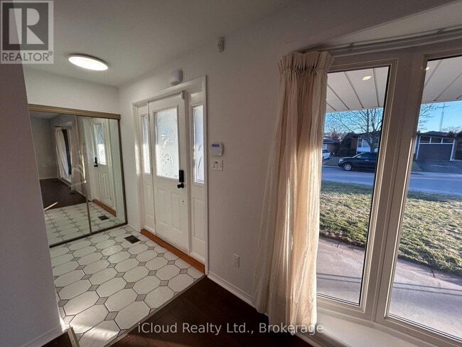 Building Photo - 140 Cromwell Crescent