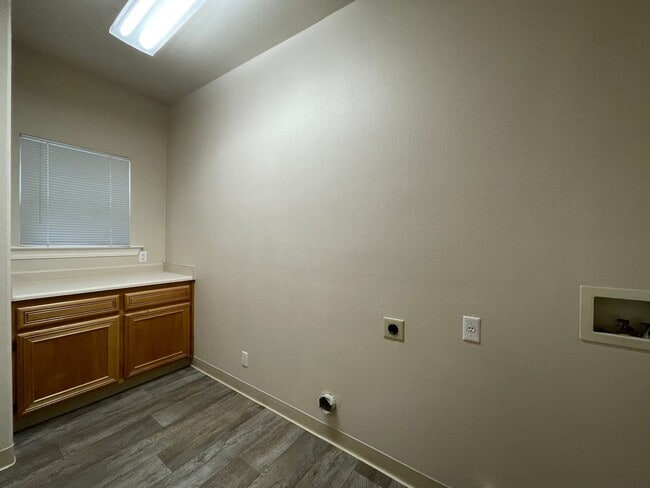 Foto del edificio - 2 Bed 2 Full Bath Townhome Style Apartment w/Attached Garage