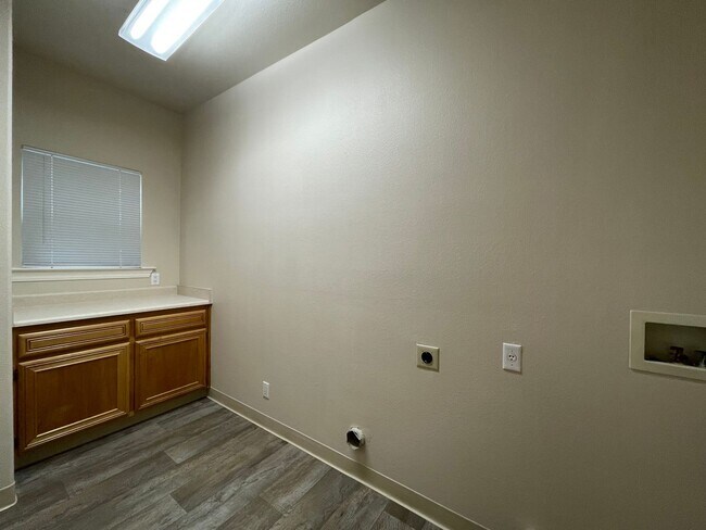Foto del edificio - 2 Bedroom, 2 Bathroom Townhouse-Style Home with Garage + $750 Lease Signing Bonus