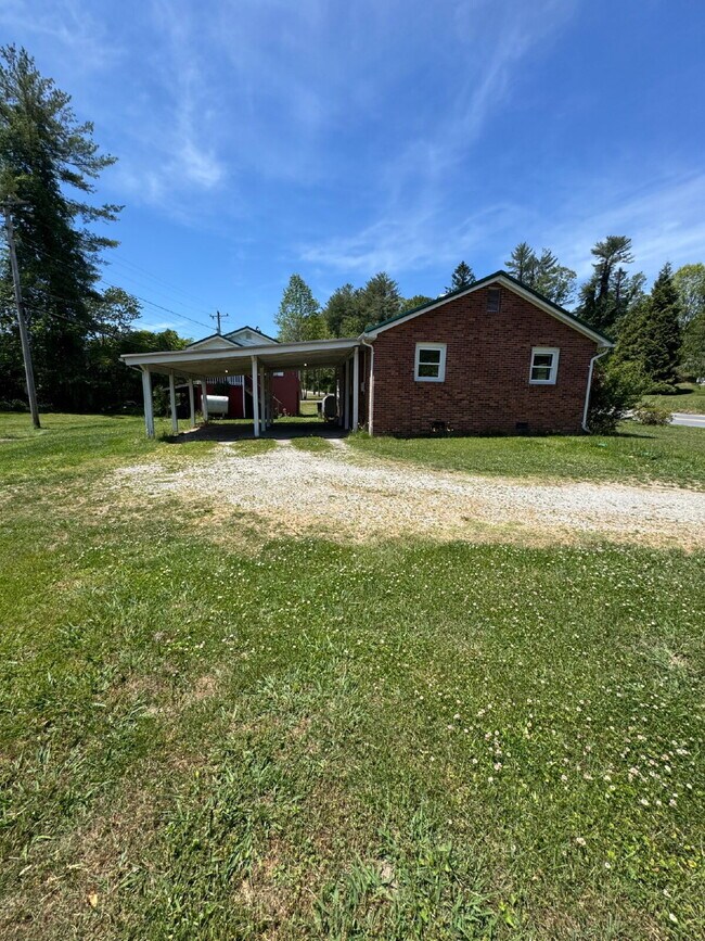 Foto del edificio - "Charming 3-Bedroom Retreat in Hendersonville - Cozy 1314 Sq Ft Home Awaits!"