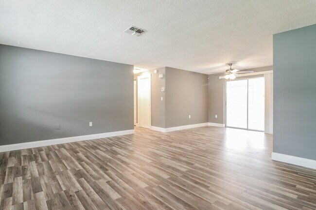 Building Photo - 7912 Foxwood Dr