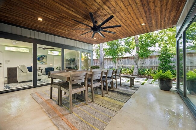 Building Photo - 9769 Oak Point Dr