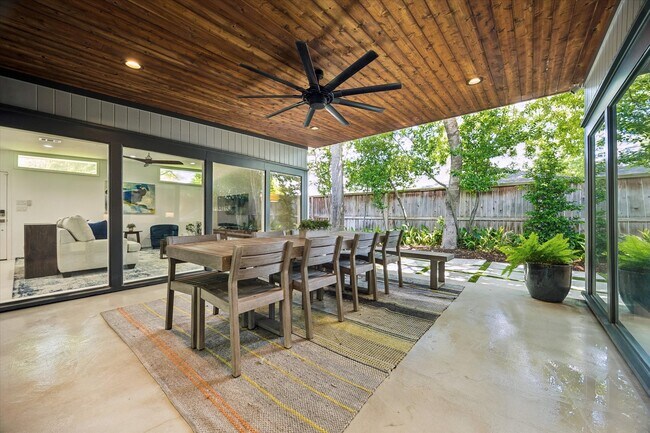 Foto del edificio - 9769 Oak Point Dr