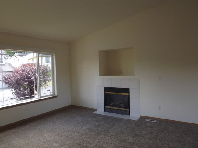 Building Photo - Wonderful Split-Level 3 bedroom 2 bath hom...