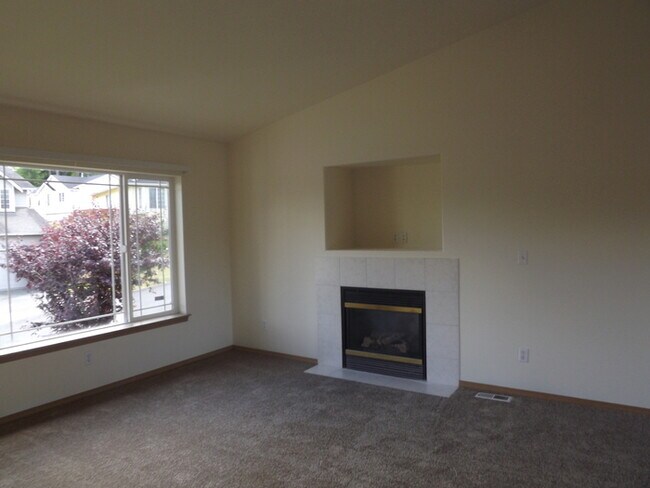 Foto del edificio - Wonderful Split-Level 3 bedroom 2 bath hom...
