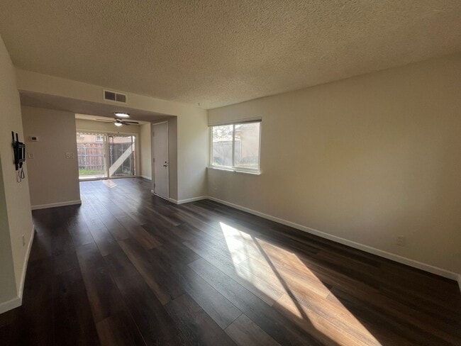 Building Photo - Spacious 3-4bedroom condo available now~