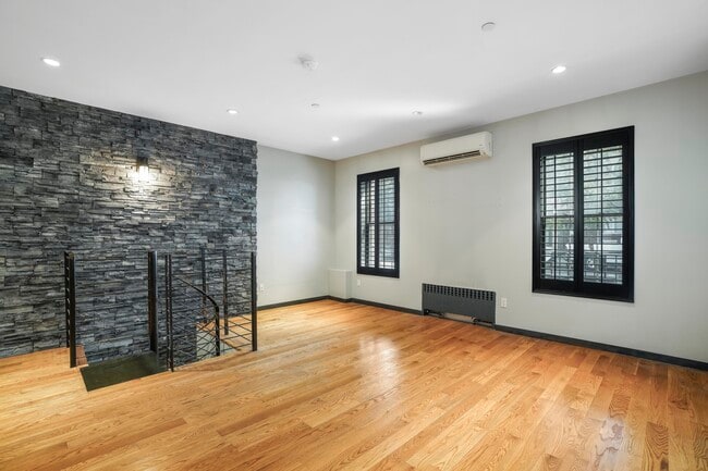 Building Photo - 449 Humboldt St