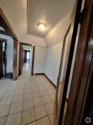 Building Photo - 2429 W Auer Ave