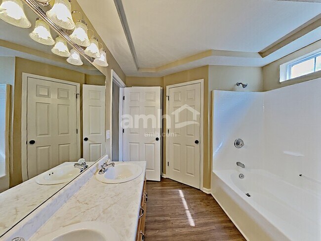 Building Photo - 2822 Meadow Gln