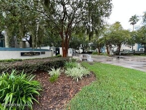 Building Photo - 13700 Richmond Park Dr N