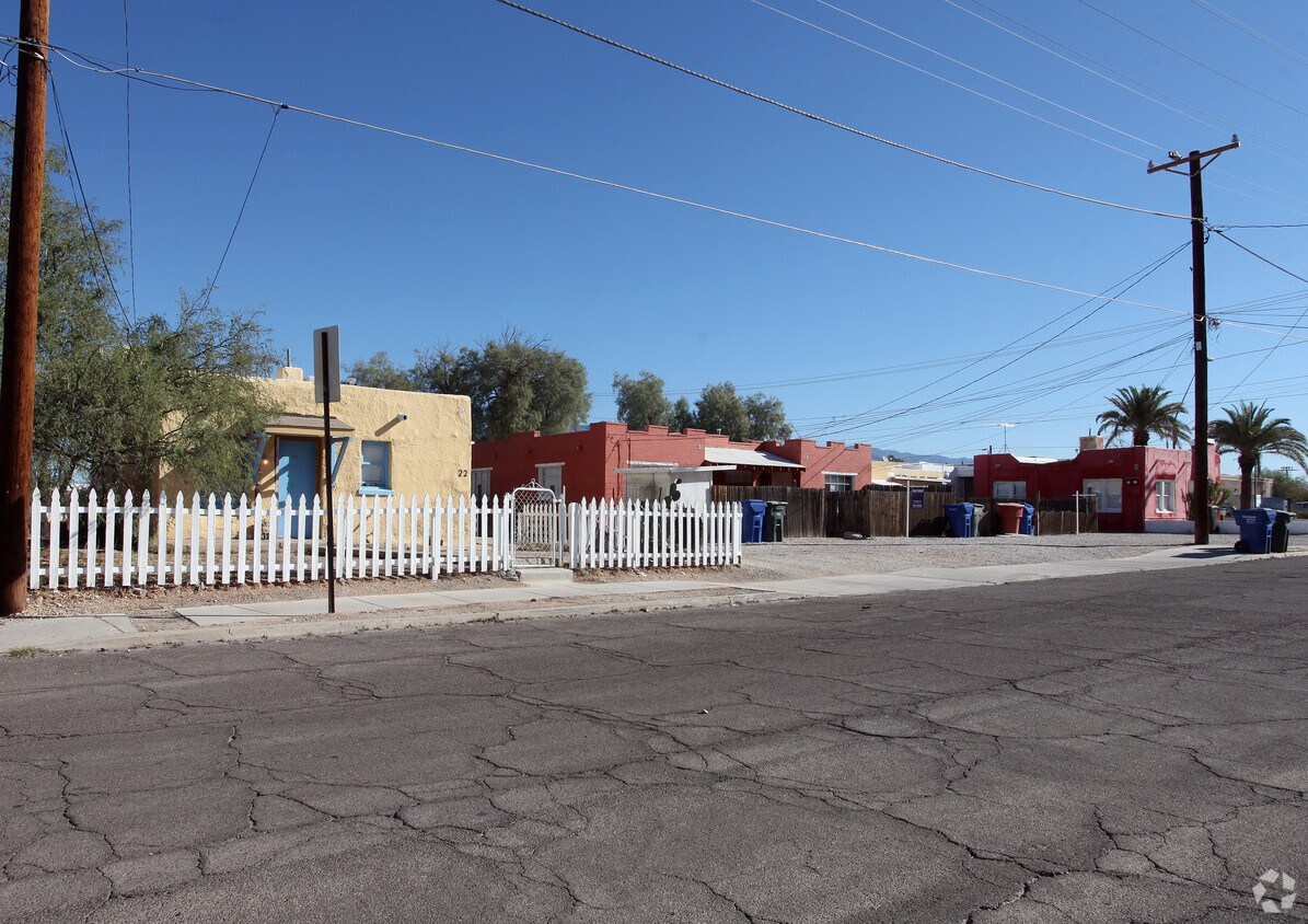 Building Photo - 2701 N Stone Ave