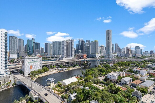 Foto del edificio - 10 SW South River Dr