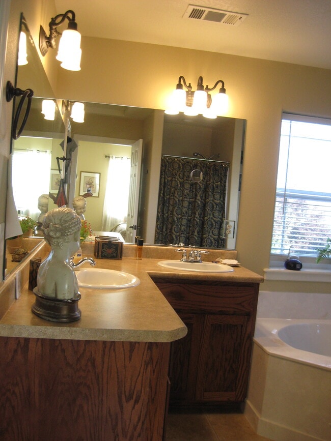 Foto del edificio - 657 Spring Valley Dr