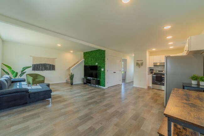 Foto del edificio - Move-in Ready, Fully Furnished Modern Build!